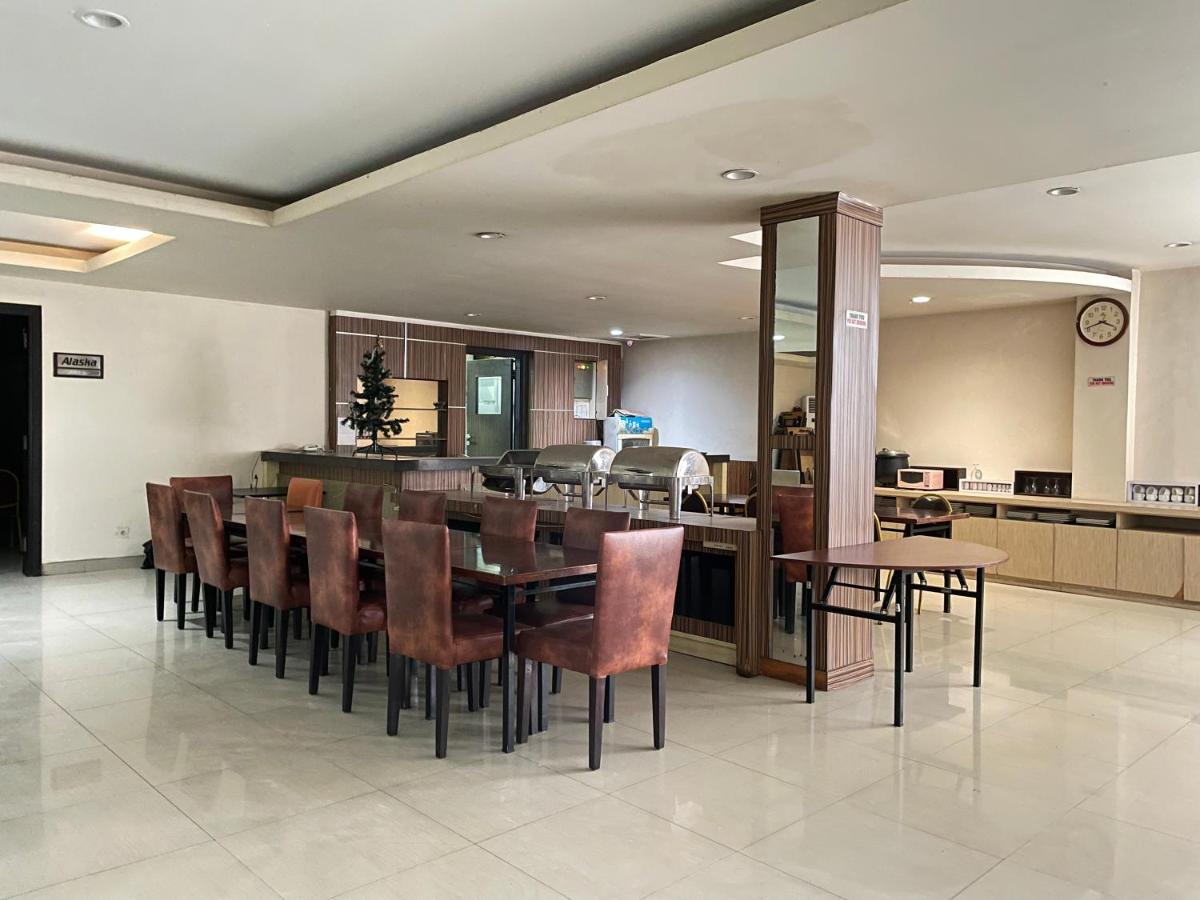 Collection O 1279 Hotel Grand Celino Makassar Kültér fotó
