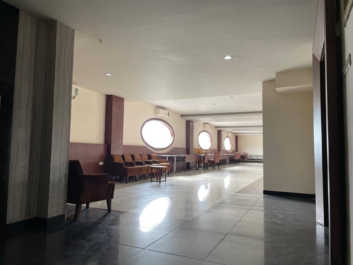 Collection O 1279 Hotel Grand Celino Makassar Kültér fotó