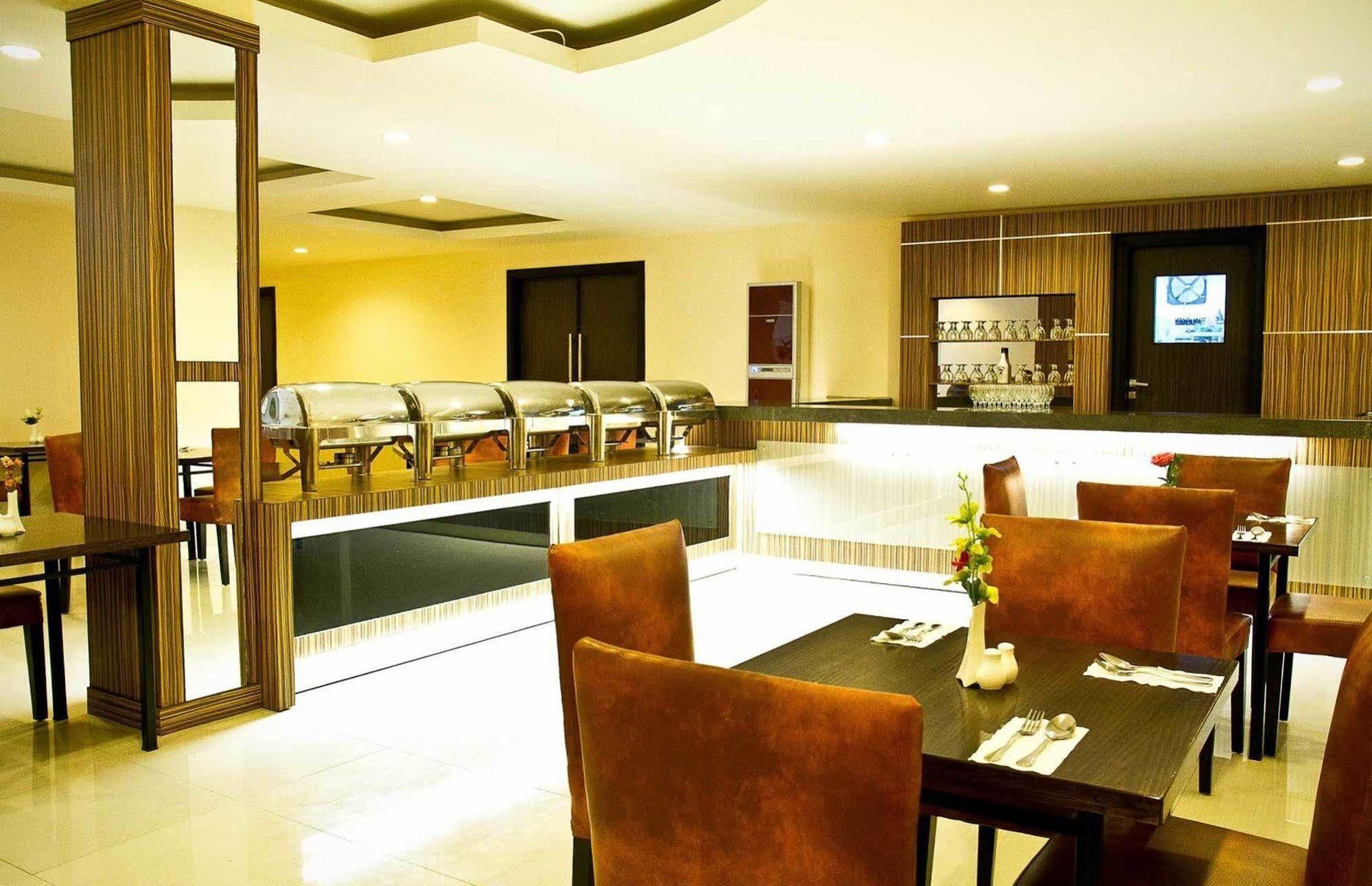 Collection O 1279 Hotel Grand Celino Makassar Kültér fotó