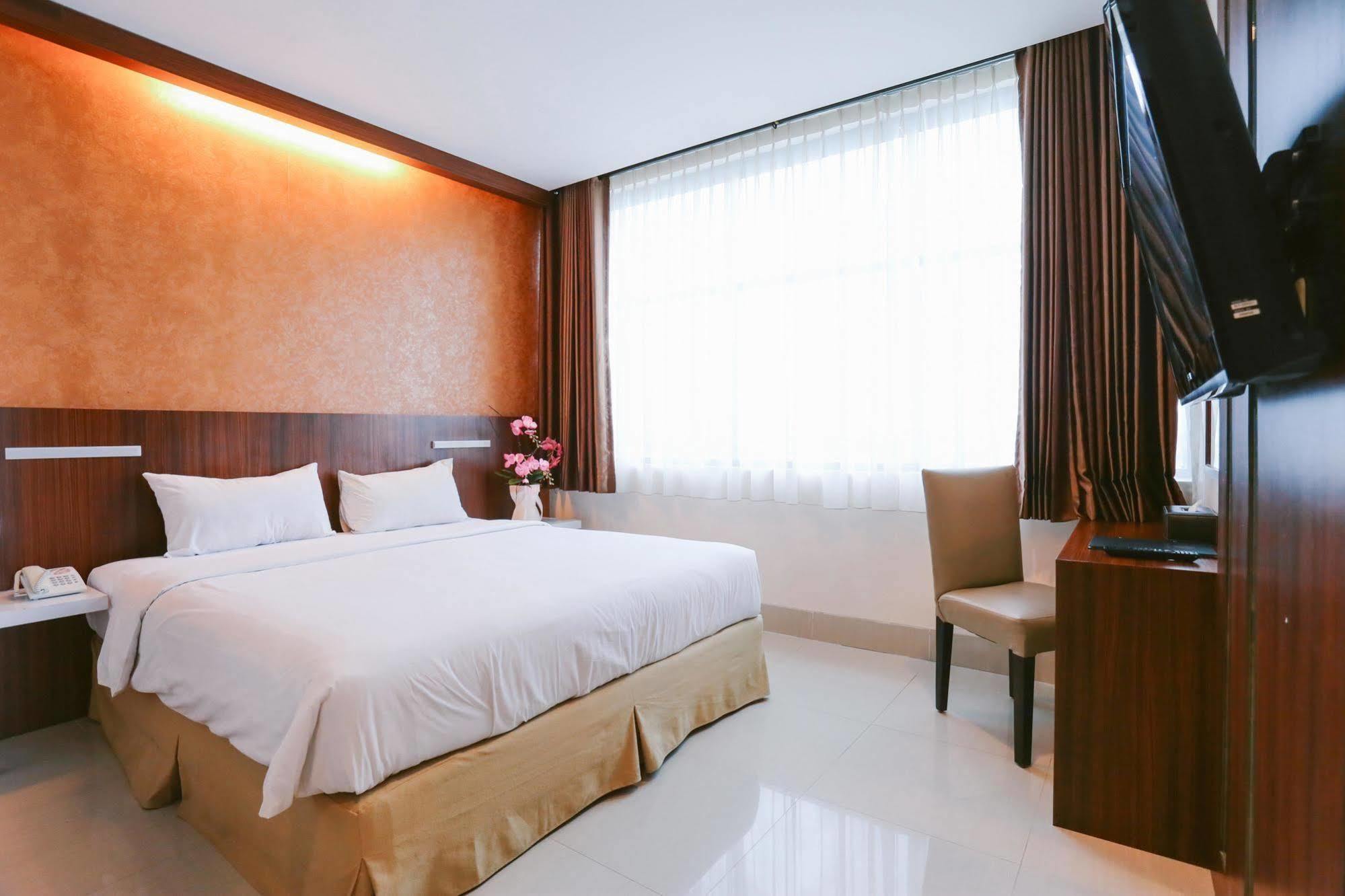 Collection O 1279 Hotel Grand Celino Makassar Kültér fotó