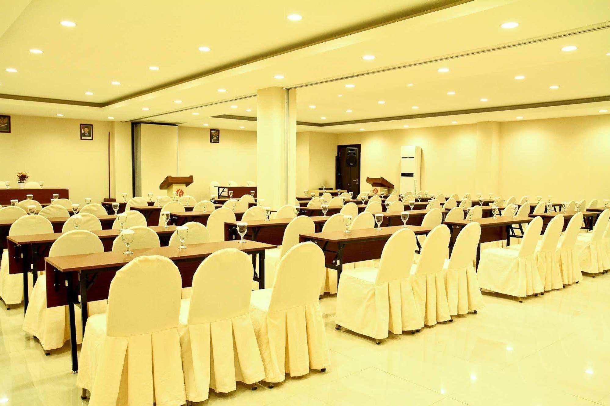 Collection O 1279 Hotel Grand Celino Makassar Kültér fotó
